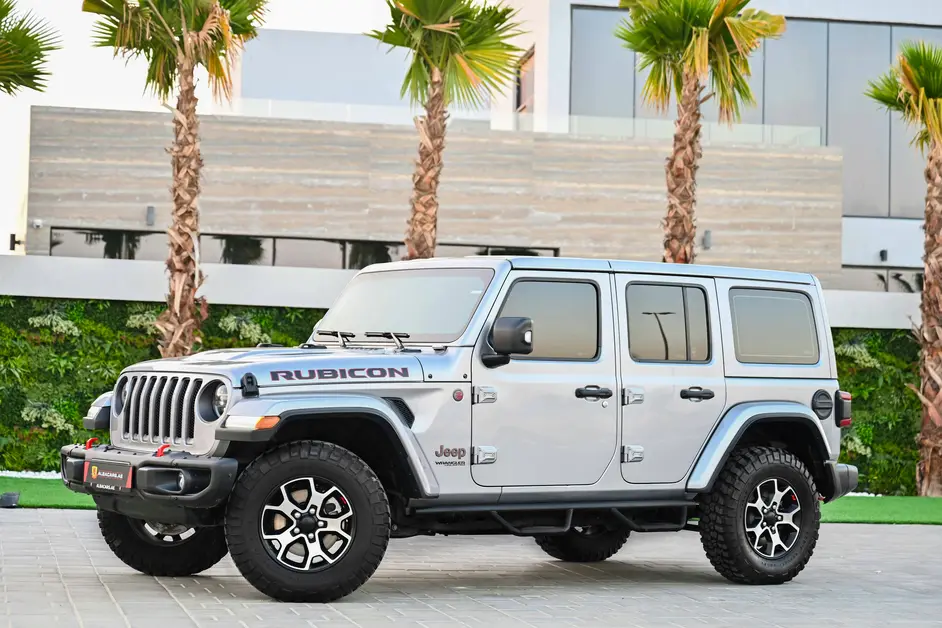 Jeep Wrangler Rubicon 4x4 Geländewagen fährt auf felsigem Gelände