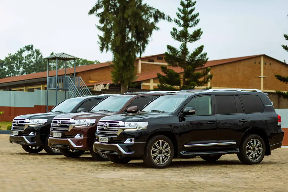 Toyota Land Cruiser 4x4-Fahrzeug beim Offroad-Fahren in der Wüste