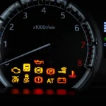 Gelbe Kontrollleuchte leuchtet auf dem Armaturenbrett eines Autos während der Fahrt – Bedeutung der gelben Warnleuchten im Fahrzeug erklärt