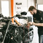 Motorradbatterie laden Pluspol zuerst anschließen Schritt für Schritt Anleitung