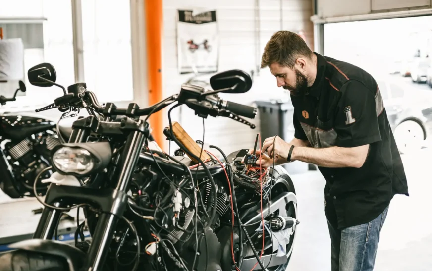 Motorradbatterie laden Pluspol zuerst anschließen Schritt für Schritt Anleitung